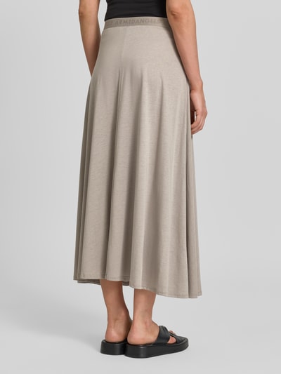 Frauenmodel trägt Loose Fit Midi-Rock aus Lyocell-Baumwoll-Mix Modell 'ILENIAA LARAA' von Armedangels in Beige, Ganzkörperansicht Rückansicht, Damen Midi-Rock von Armedangels