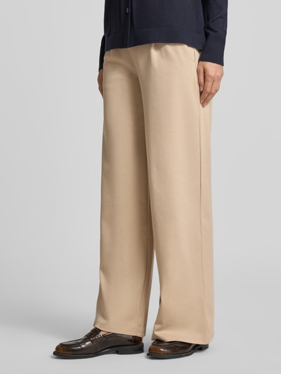 Frauenmodel trägt Hose mit weitem Bein Modell 'KATE' von ICHI in Beige, unifarbenes Design, elastischer Bund, Material-Mix, Ganzkörperansicht von vorne.