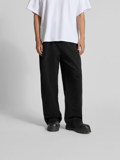 Männermodel trägt Slim Fit Anzughose aus Viskose-Mix Modell 'MAX-LANO' von SELECTED HOMME in schwarzer Melange-Optik, Nahaufnahme Unterkörper. Passform: Slim-Fit, Details: Gürtelschlaufen, Knopf, Schiebehaken mit verdecktem Reißverschluss, Gesäßtasche, seitliche Eingrifftaschen, Material: Viskose-Mix.