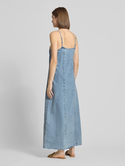 Frauenmodel trägt Jeanskleid mit Spaghettiträgern Modell 'SIGNE' von Noisy May, reine Baumwolle, Maxilänge, hellblau, Rückansicht Ganzkörperansicht.