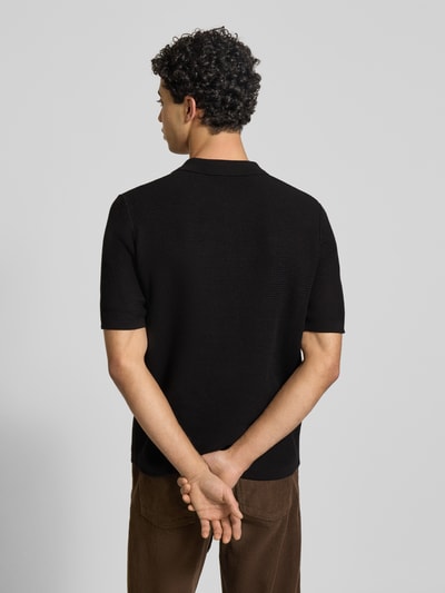 Männermodel trägt Regular Fit Poloshirt aus reiner Baumwolle Modell 'ERIC' von Only & Sons, Optik: Unifarben, Struktur, Strick, Ganzkörperansicht Rückansicht.