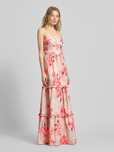 Frauenmodel trägt Maxikleid im Off-Shoulder-Look mit Rüschen von Adrianna Papell, florale Farben, Material-Mix mit Stretch-Anteil, A-Linie, Drapierungen, Rückenlänge 128 cm, Brustweite 32 cm, Ganzkörperansicht von vorne.
