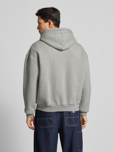 BLKVIS Sweatjacke mit Label-Stitching und Känguru-Tasche Mittelgrau Melange 5