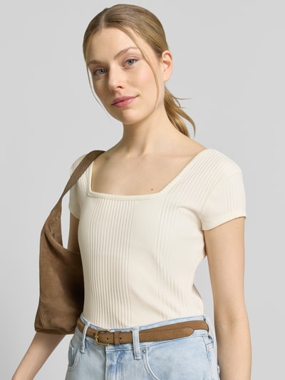 Frauenmodel trägt T-Shirt in Ripp-Optik mit Karree-Ausschnitt von JAKE*S STUDIO WOMAN in Creme, Nahaufnahme Oberkörper, Slim Fit, Baumwoll-Elasthan-Mix.