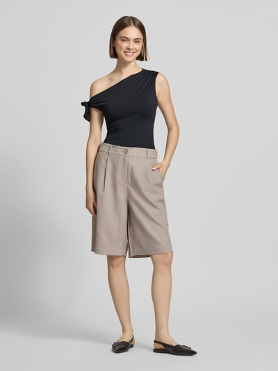 Frauenmodel trägt Damen T-Shirt im One-Shoulder-Look mit Knotendetail von Gina Tricot, Material-Mix mit Stretch-Anteil, Slim Fit, Rückenlänge bei Größe S 51 cm, schwarze Farbe, glatt strukturierte Oberfläche, Ganzkörperansicht von vorne.