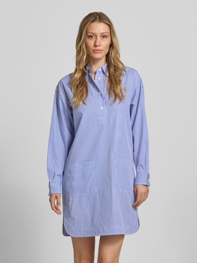 Frauenmodel trägt Oversized Hemdblusenkleid aus reiner Baumwolle von Lauren Ralph Lauren, blau-weiß gestreift, Mini-Länge, Ganzkörperansicht von vorne.