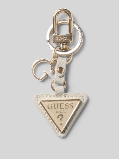 Produktfoto, Schlüsselanhänger mit Logo-Detail Modell 'Gilda' von GUESS in Leder-Optik, goldene Akzente und Schlüsselring auf grauem Hintergrund. Damen Schlüsselanhänger von GUESS.