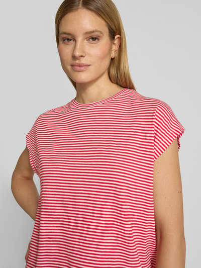 Kobiece model nosi damski t-shirt Armedangels Loose Fit T-Shirt aus reiner Baumwolle Modell 'SLUB JERSEY STRIPE' w paski, wykończenie: dżersej, okrągły dekolt, krótki rękaw, jednokolorowy efekt, detal z logo marki, materiał: bawełna; zbliżenie na górną część ciała, widok z przodu.