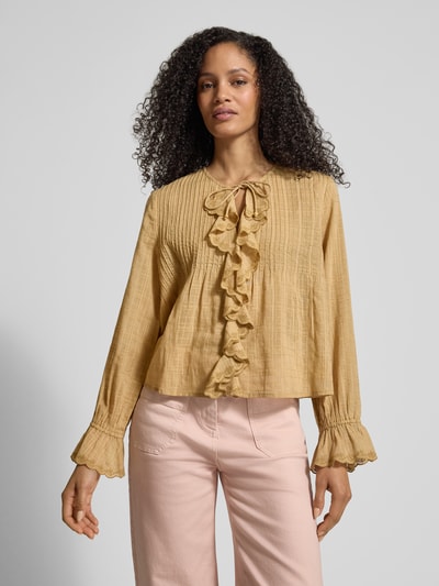 Frauenmodel trägt Regular Fit Bluse mit Volants von Jake*s Casual in Beige mit Rundhalsausschnitt und Schnürung, Ganzkörperansicht von vorne.