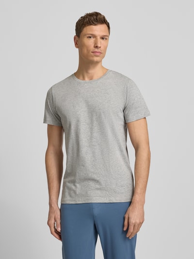 Männermodel trägt T-Shirt mit Rundhalsausschnitt im 2er-Pack von MCNEAL aus Baumwoll-Viskose-Mix, Regular-Fit, Ganzkörperansicht von vorne.