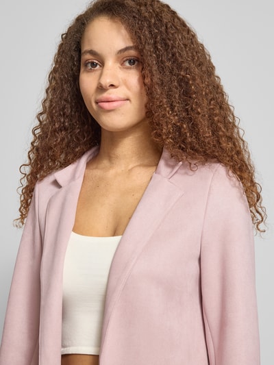 Frauenmodel trägt Regular Fit Jacke in Lederoptik Modell 'SOHO' von ONLY, Optik: Unifarben, Reverskragen, Nahaufnahme Oberkörper.
