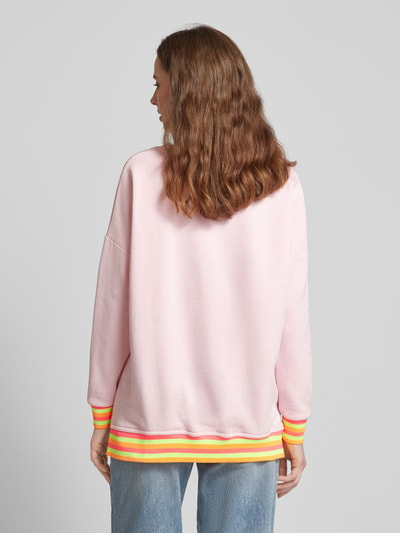 miss goodlife Sweatshirt in neonroze met statementprint, model 'L(I)EBE' Roze - 5