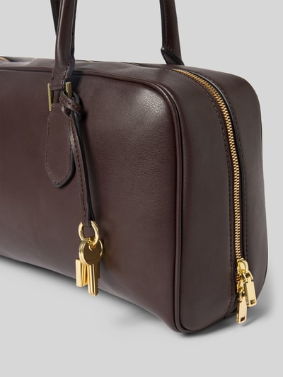 Produktfoto, Handtasche mit Tragehenkeln Modell 'CADIZ' von Mango in Dunkelbraun, goldener Reißverschluss, glatte Struktur, Maße 35 cm Breite, 18 cm Länge, 11 cm Tiefe, Reißverschluss-Hauptfach, Innenfach mit Reißverschluss, Schulterriemen 50 cm.