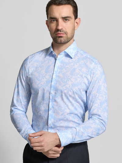 Männermodel trägt Slim Fit Business-Hemd mit Kentkragen von OLYMP Level Five, hellblau-weiß, dezentes Allover-Muster, Nahaufnahme Oberkörper. Baumwoll-Elasthan-Mix, Rückenlänge 8 cm, Schulterbreite 43 cm, Ärmellänge 67 cm.