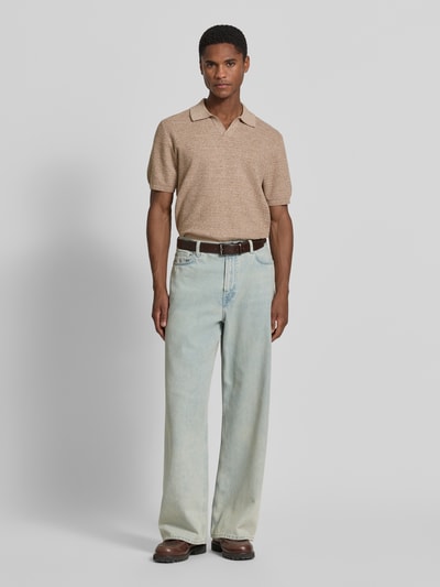 Męski model nosi Regular Fit Poloshirt in Strick-Optik von JAKE*S STUDIO MEN, bawełna, imitacja dzianiny, kołnierzyk polo, krótki rękaw, długość tyłu 70 cm, długość rękawów 26 cm, beżowe odcienie, prosty fason, całkowity widok z przodu.