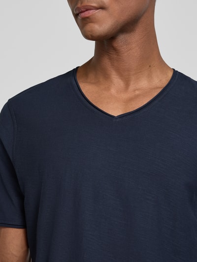 Männermodel trägt T-Shirt mit V-Ausschnitt und Rollsaum von MCNEAL in Dunkelblau, Reine Baumwolle, Regular-Fit, Nahaufnahme Oberkörper.
