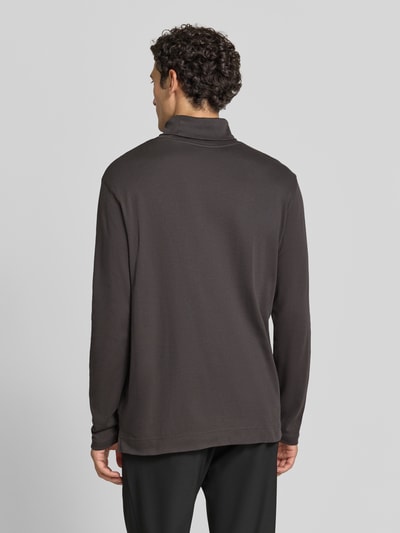 Männermodel trägt Regular Fit Longsleeve aus reiner Baumwolle mit Rollkragen von Christian Berg Men in Dunkelbraun, Rückenansicht.