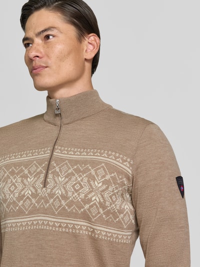 Männermodel trägt Wollpullover mit Label-Patch Modell 'Liaset' von Dale of Norway in Beige mit Norwegermuster, Nahaufnahme Oberkörper, reine Wolle, gerader Schnitt, Troyer-Kragen