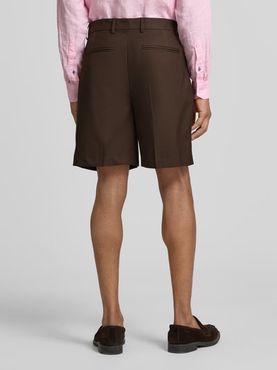Männermodel trägt Loose Fit Bermudas mit Woll-Anteil Modell 'OTTO' von SELECTED HOMME, Optik: Unifarben, Paspeltaschen, Ganzkörperansicht Rückansicht.