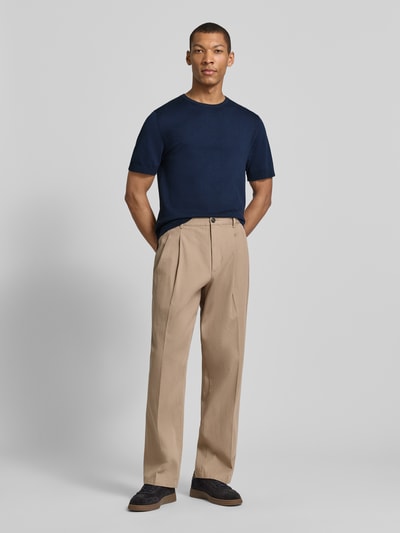 Männermodel trägt Regular Fit Strick-Shirt aus Bio-Baumwolle Modell 'TORINO' von Selected Homme, Optik: Unifarben, Feinstrick, Ganzkörperansicht von vorne.