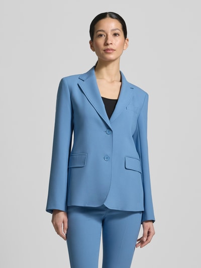 Modelka nosi Slim Fit Blazer mit Viskose-Anteil od Weekend Max Mara, efekt: jednolity kolor, krój slim fit, kołnierz z połami, aplikacja z wyhaftowanym logo, zapięcie na 2 guziki, długi rękaw, zakończenie rękawów: zapinane na guziki, rozcięcie z tyłu, brustasza, kieszenie z patką. Ganzkörperansicht z przodu.