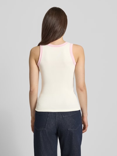 Frauenmodel trägt Trägertop mit Motiv-Print Modell 'HILDA' von JJXX, cremefarben mit rosa Details, Slim Fit, aus Baumwoll-Elasthan-Mix, Ganzkörperansicht Rückansicht.