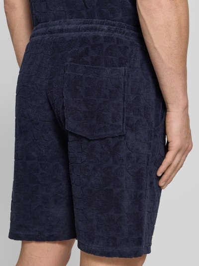 Männermodel trägt Shorts mit Strukturmuster und Eingrifftaschen von MCNEAL in Dunkelblau, Baumwoll-Mix, Gerade geschnitten, Nahaufnahme Rückansicht.
