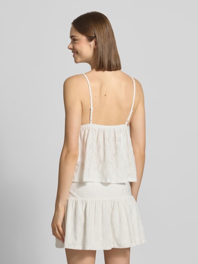 Modelka nosi Babydoll-Top mit Schößchendetail und Lochstickerei von REVIEW, biały, mieszanka materiałów z dodatkiem streczu, krój regular fit, baskinka, haft angielski, długość tyłu w rozmiarze S: 27 cm, widok całej sylwetki z tyłu