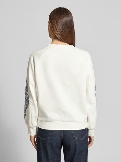 Vrouwenmodel draagt Regular Fit Sweatshirt mit Motiv-Stitching van zero, katoenmix, ronde hals, elastische boorden, Ganzkörperansicht Rückansicht.