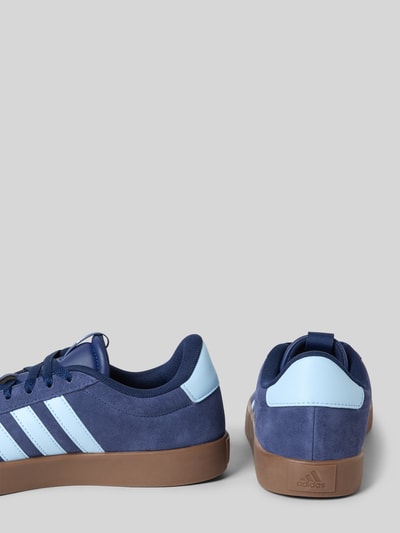 Produktfoto, Sneaker uit leer Model 'VL COURT 3.0' van adidas Sportswear, heren sneakers, afgeronde punt, vetersluiting, rubberzool, maat 44 hakhoogte 3 cm, schachthoogte 8 cm, schachtbreedte 7 cm, blauwe tinten met labeldetails