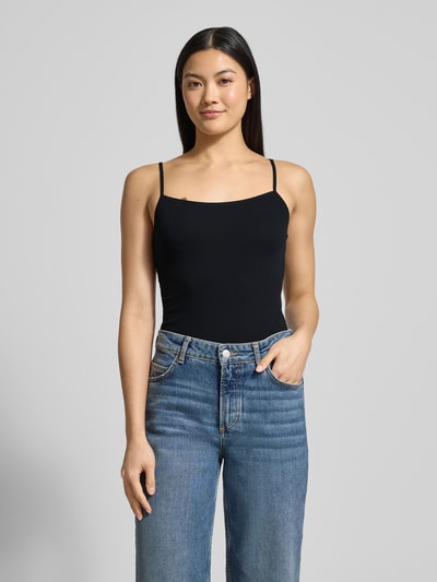 Kobiece model prezentuje Unterhemd mit Spaghettiträgern von Schiesser, mieszanka bawełny i elastanu, krój slim fit, okrągły dekolt, cienkie ramiączka, widok całej sylwetki z przodu.
