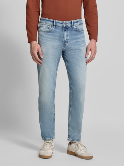 Männermodel trägt Regular Fit Straight Jeans aus Baumwoll-Mix Modell 'RE.MAINE BO' von BOSS für BOSS Orange in Hellblau, Ganzkörperansicht von vorne.