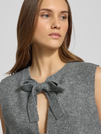Pieces Regular Fit Strickweste mit Bindeverschluss Modell 'SILLY' Hellgrau Melange 3