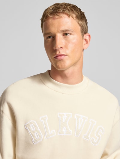 Männermodel trägt Sweatshirt mit Logo und Rundhalsausschnitt von BLKVIS, Herren, Reine Baumwolle, Relaxed-Fit, Nahaufnahme Oberkörper.