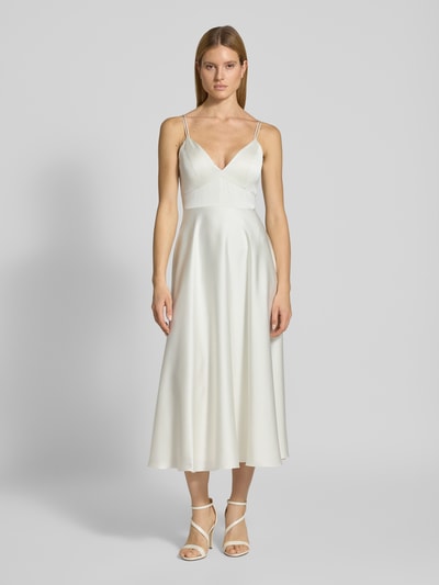 Frauenmodel trägt Brautkleid aus Satin mit V-Ausschnitt von Jake*s Cocktail, A-Linie, Midikleid, Spaghettiträger, weiß, Ganzkörperansicht von vorne.