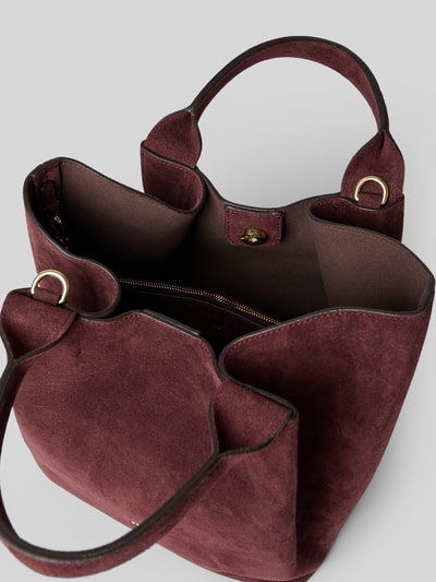 Produktfoto, Handtasche aus echt leer Model 'ESSENTIAL' von Abro in donkerrood, magneetsluiting, hoofdvak, afneembare schouderband, draagband, labelprint, ritsvak binnenin, breedte 30 cm, lengte 35 cm, diepte 20 cm, schouderbandlengte 100 cm