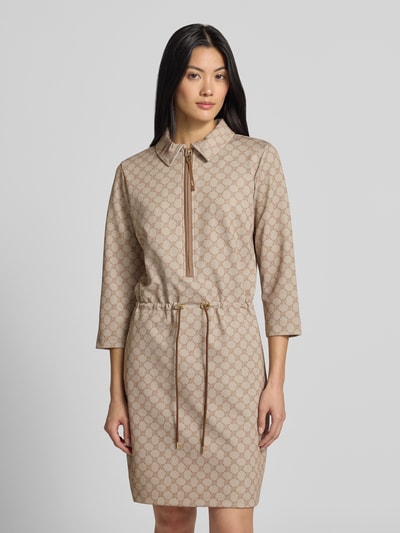 Frauenmodel trägt Tailliertes Freizeitkleid mit Baumwoll-Anteil Modell 'Marissa' von JOOP! in Beige mit grafischem Muster, Ganzkörperansicht von vorne. Damen Freizeitkleid von JOOP!