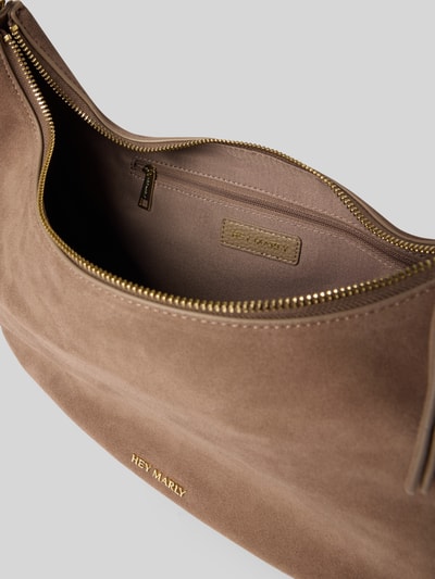 Produktfoto, Schultertasche aus echtem Kalbsleder Modell 'Lifetime Sister' von Hey Marly in Braun mit Reißverschluss und Logo-Prägung, feine Struktur