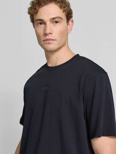 Męskimodel nosi Relaxed Fit T-Shirt aus reiner Baumwolle Modell 'TEE 10' von BOSS Green, czarny, gładka faktura, zbliżenie na górę ciała