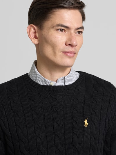 Männermodel trägt Strickpullover mit Label-Stitching von Polo Ralph Lauren, Reine Baumwolle, Regular-Fit, Rundhalsausschnitt, Nahaufnahme Oberkörper.