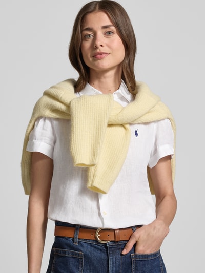 Frauenmodel trägt Regular Fit Leinenbluse aus reinem Leinen von Polo Ralph Lauren in Weiß, kurzarm, V-Ausschnitt, Logo-Stitching, Ganzkörperansicht von vorne.