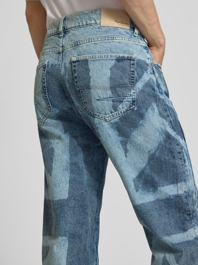 Männermodel trägt Relaxed Fit Jeans aus reiner Baumwolle Modell 'BEXLEY' von Pepe Jeans mit Denim-Optik, Maxi Flaggen-Print, 5-Pocket-Design, Gürtelschlaufen, Knopf und verdecktem Reißverschluss, Ganzkörperansicht Rückansicht.