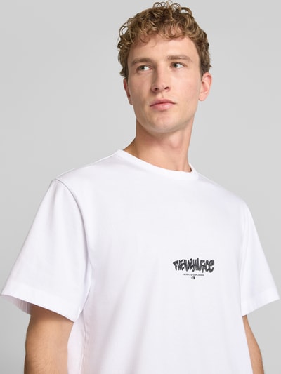 Männermodel trägt Relaxed Fit T-Shirt aus reiner Baumwolle mit Logo-Print von The North Face, weiß, Rundhalsausschnitt, Nahaufnahme Oberkörper.