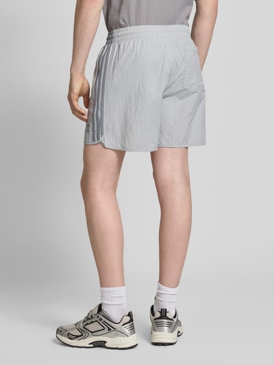 adidas Originals Shorts mit Label-Stitching Mittelgrau 5