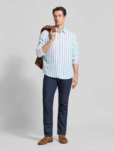 Männermodel trägt Regular Fit Vrijetijdsoverhemd met Kentkraag van MAERZ Muenchen, puur katoen, knoopsluiting, borstzak, blauw-wit gestreept, jeans en bruine schoenen. Ganzkörperansicht van voren. Ruglengte maat 39/40: 67 cm, schouderbreedte: 42 cm, mouwlengte: 67 cm.