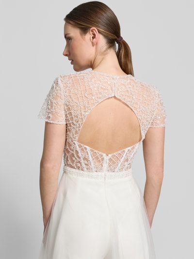 Frauenmodel trägt Jumpsuit mit Perlen und rückseitigem Cut-Out von Unique, semitransparent, Regular-Fit, Rückenansicht, Detailaufnahme. Rückenlänge 40 cm, Brustweite 38 cm, Ärmellänge 17 cm, Gesamtlänge 162 cm, Innenbeinlänge 86 cm, Hakenverschluss.