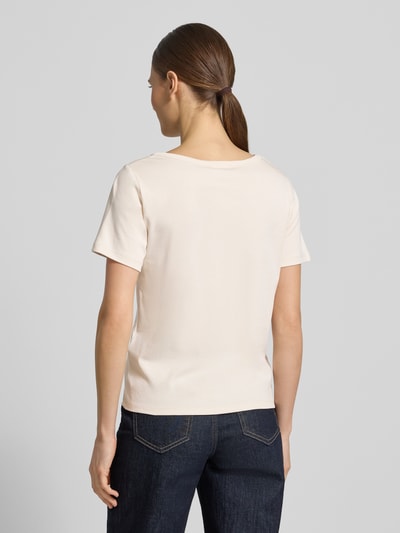 Frauenmodel trägt T-Shirt mit Motiv-Print und Strasssteinbesatz von monari in Creme, Reine Baumwolle, Gerader-Schnitt, Rückenlänge 57 cm, Ganzkörperansicht Rückansicht