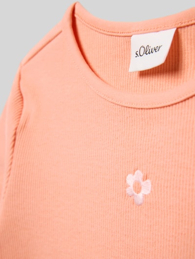 Mädchen trägt Regular Fit T-Shirt aus Baumwoll-Mix von s.Oliver RED LABEL, Optik: Unifarben, Applikation: Stickerei, Rundhals, Ärmelform: Kurzarm, Materialverarbeitung: Ripp, Nahaufnahme Oberkörper.