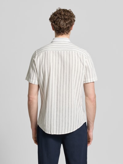 Männermodel trägt Slim Fit Freizeithemd mit Kentkragen von Lerros, Reine Baumwolle, Kurzärmelig, feines Streifenmuster, Ganzkörperansicht Rückansicht.
