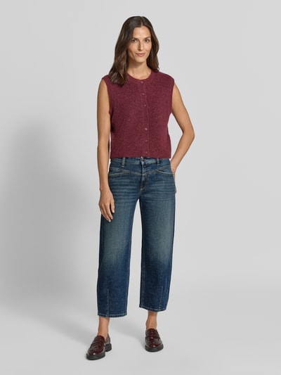 Kobiece model prezentuje Barrel Jeans aus Baumwoll-Mix Modell 'ELIN' von CAMBIO, ciemnoniebieski denim, proste nogawki, średni stan, tekstura gładka, kontekst: damskie jeansy Barrel Jeans von CAMBIO, Ganzkörperansicht von vorne.